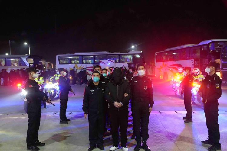 重庆警方破获撮某网平台场外配资案，涉案 550 亿元