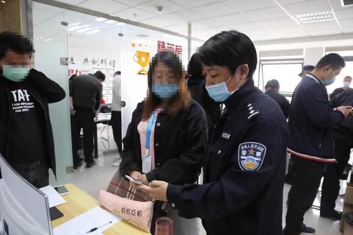 股票投资诈骗_虚假配资平台_股票配资 怎样认定诈骗